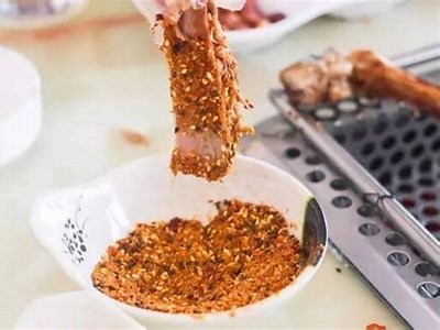 羊群悠闲吃草，牛儿自在悠游的美丽乡村视频